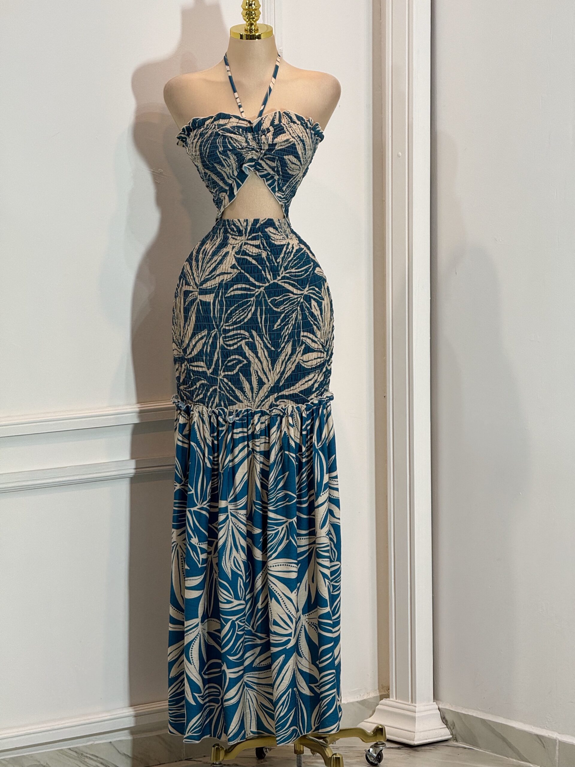 Vestido Azul Estampado Con Escote - Image 4