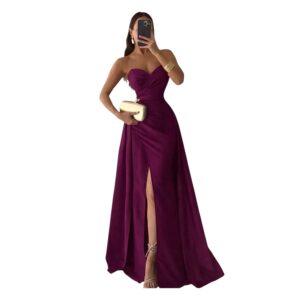 Vestido Color Ciruela Strapless Con Abertura Frontal