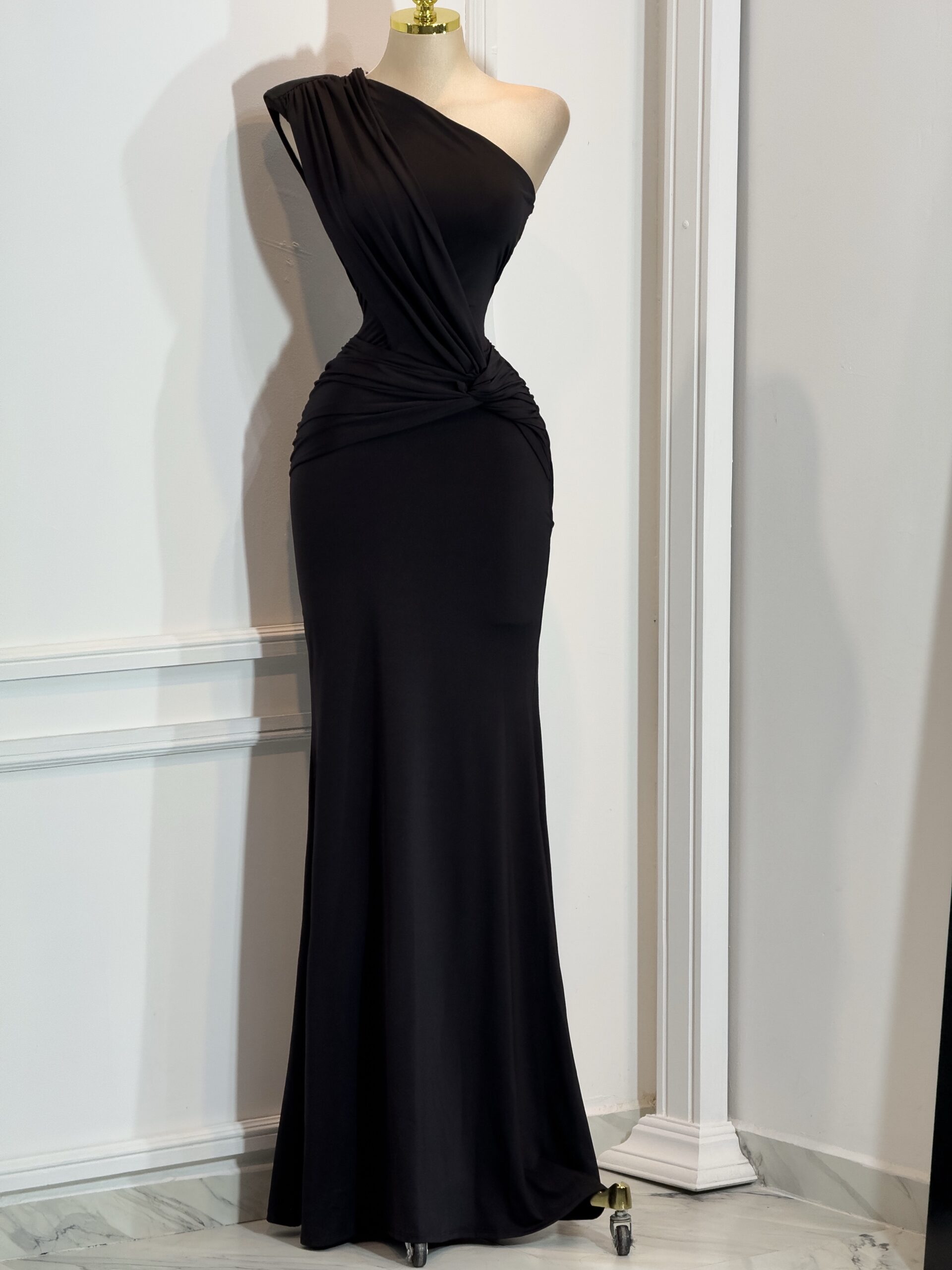 Vestido Largo Negro Asimétrico De Un Hombro Con Drapeado En Cintura - Image 3