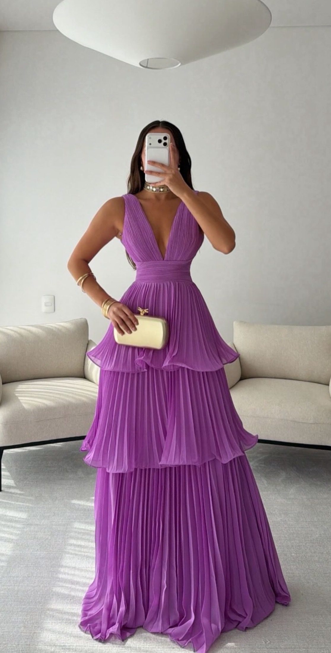 Vestido Morado Lila Plisado Con Escote En V Profundo Cintura Definida - Image 4