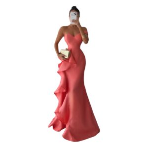 Vestido Coral Strapless Con Escote Corazón Y Aplicación De Olanes Esculpidos Al Frente