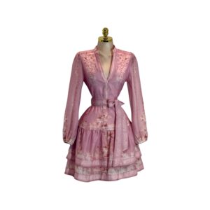 Vestido Corto Rosa Floral Con Mangas Largas Escote En V Y Cinturón Ajustable