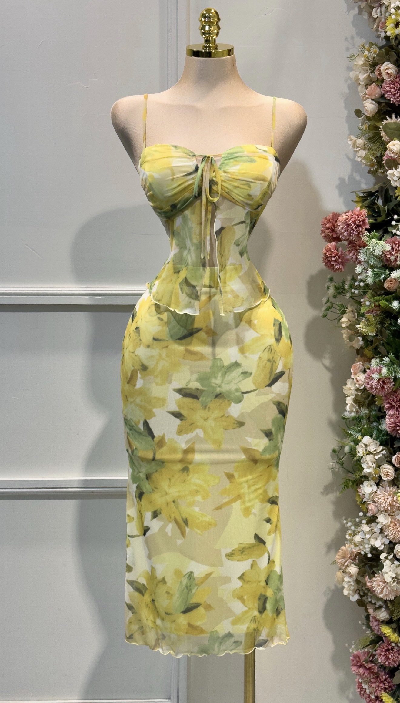 Conjuno Amarillo Floral Ajustado Con Tirantes Delgados - Image 4