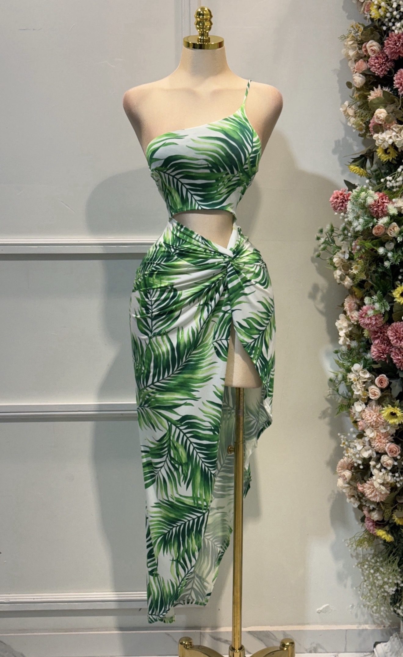 Vestido Asimétrico Tropical Blanco Con Estampado De Hojas Verdes - Image 4