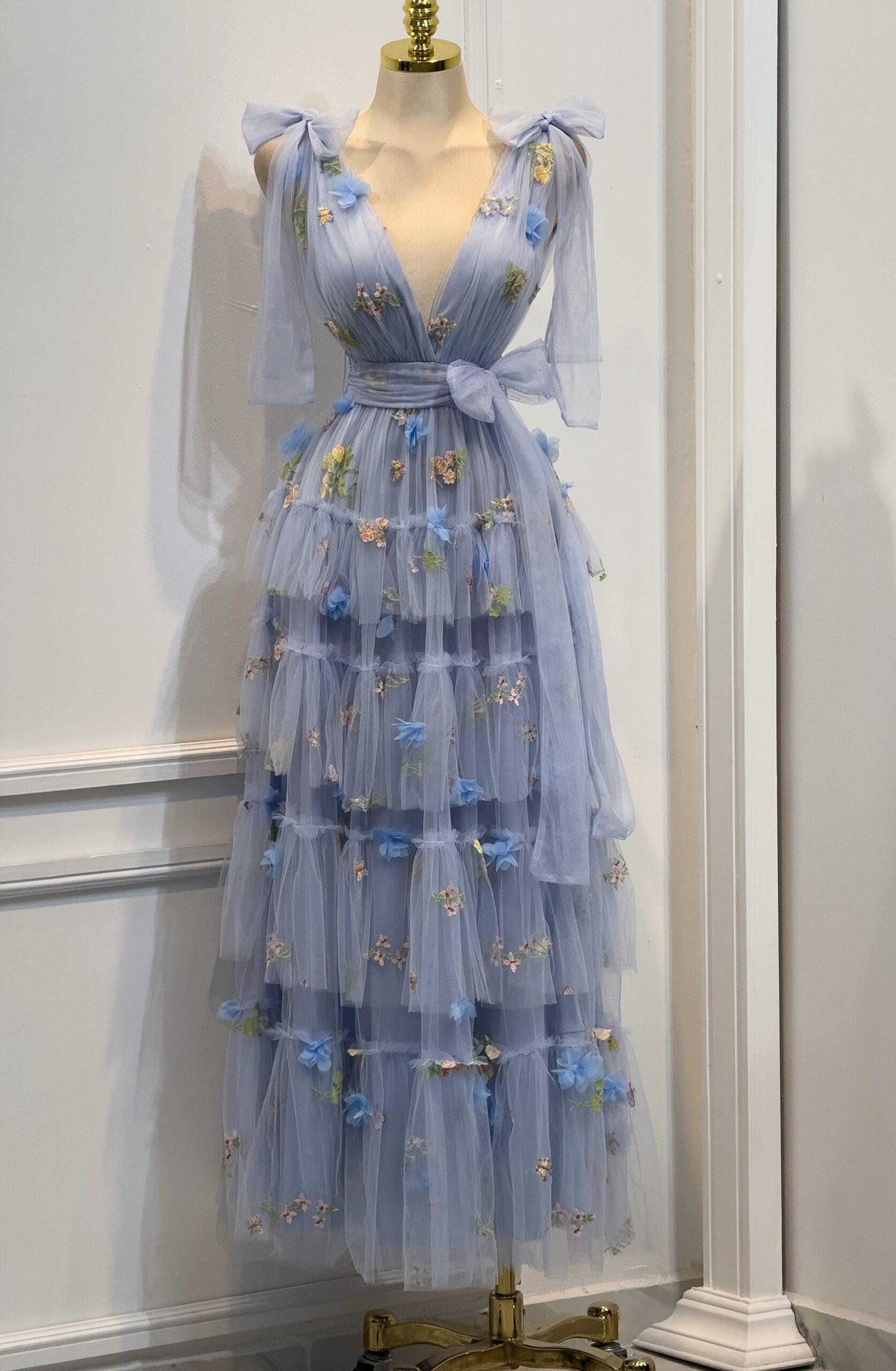 Vestido Azul Pastel De Tul En Capas Con Aplicaciones - Image 4