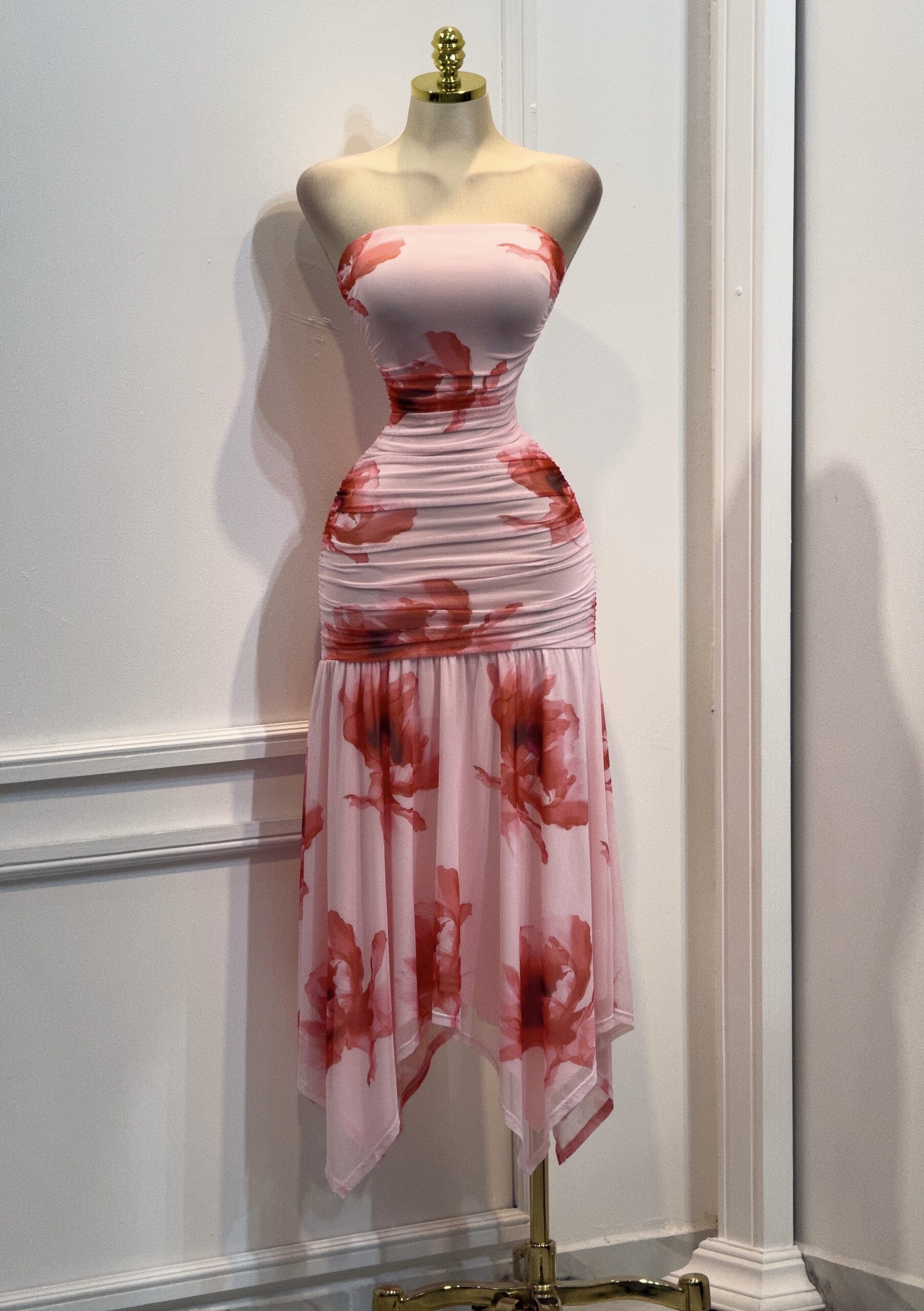 Vestido Midi Rosa Floral Strapless Con Drapeado En Cintura - Image 4