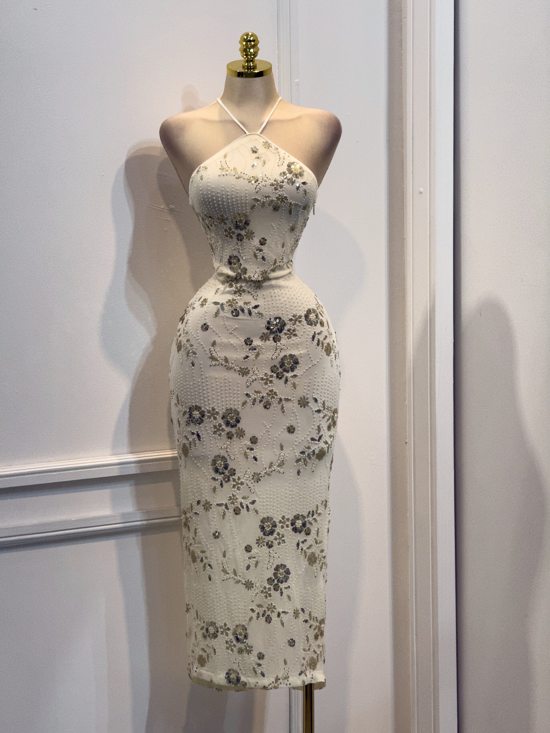 Vestido Marfil Bordado Con Aplicaciones Florales Y Corte Ajustado - Image 4