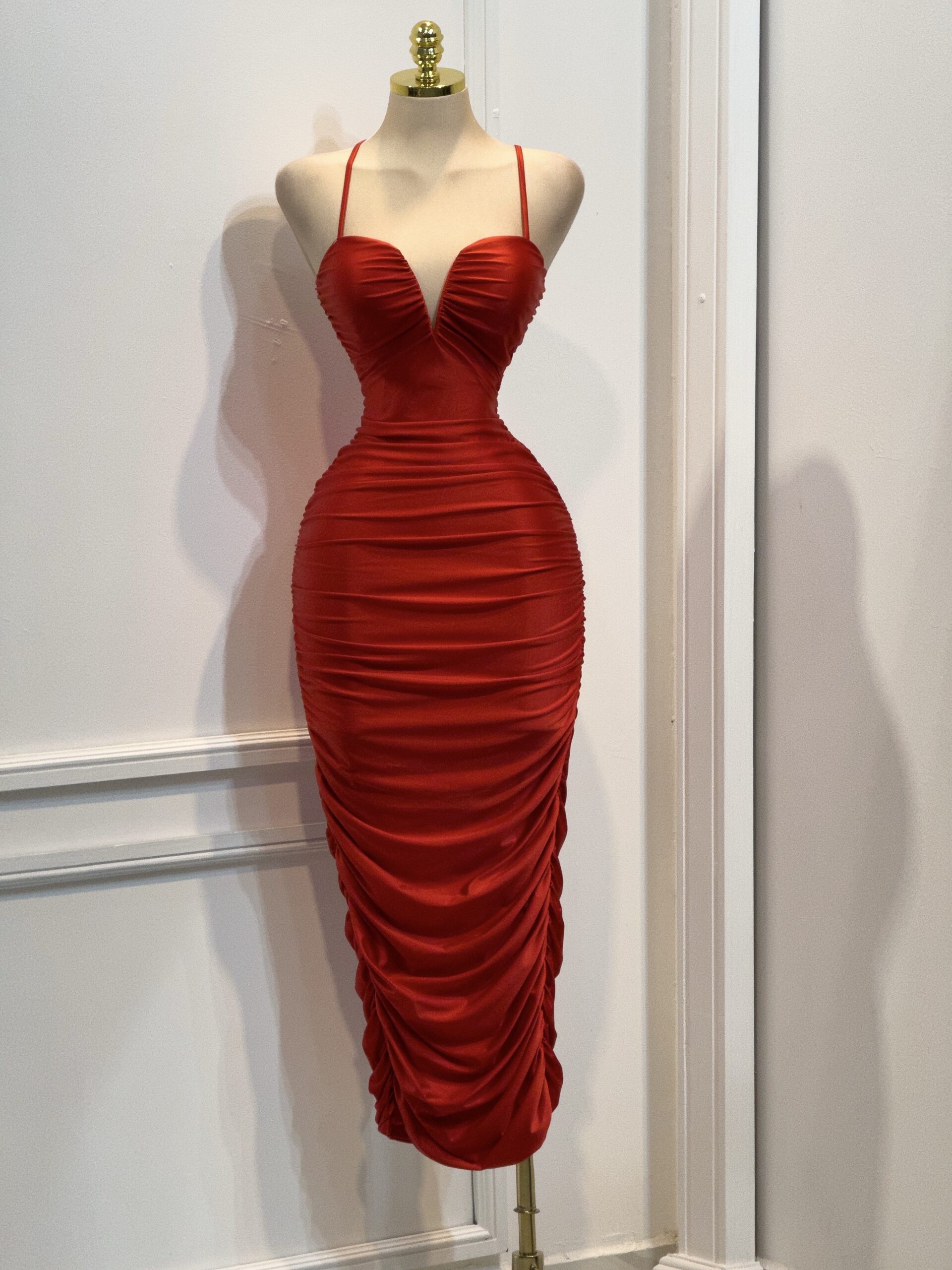 Vestido Rojo Intenso De Tirantes Finos Con Escote Corazón Drapeado - Image 4