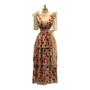 Vestido Beige Bordado Con Aplicaciones Florales Rojas