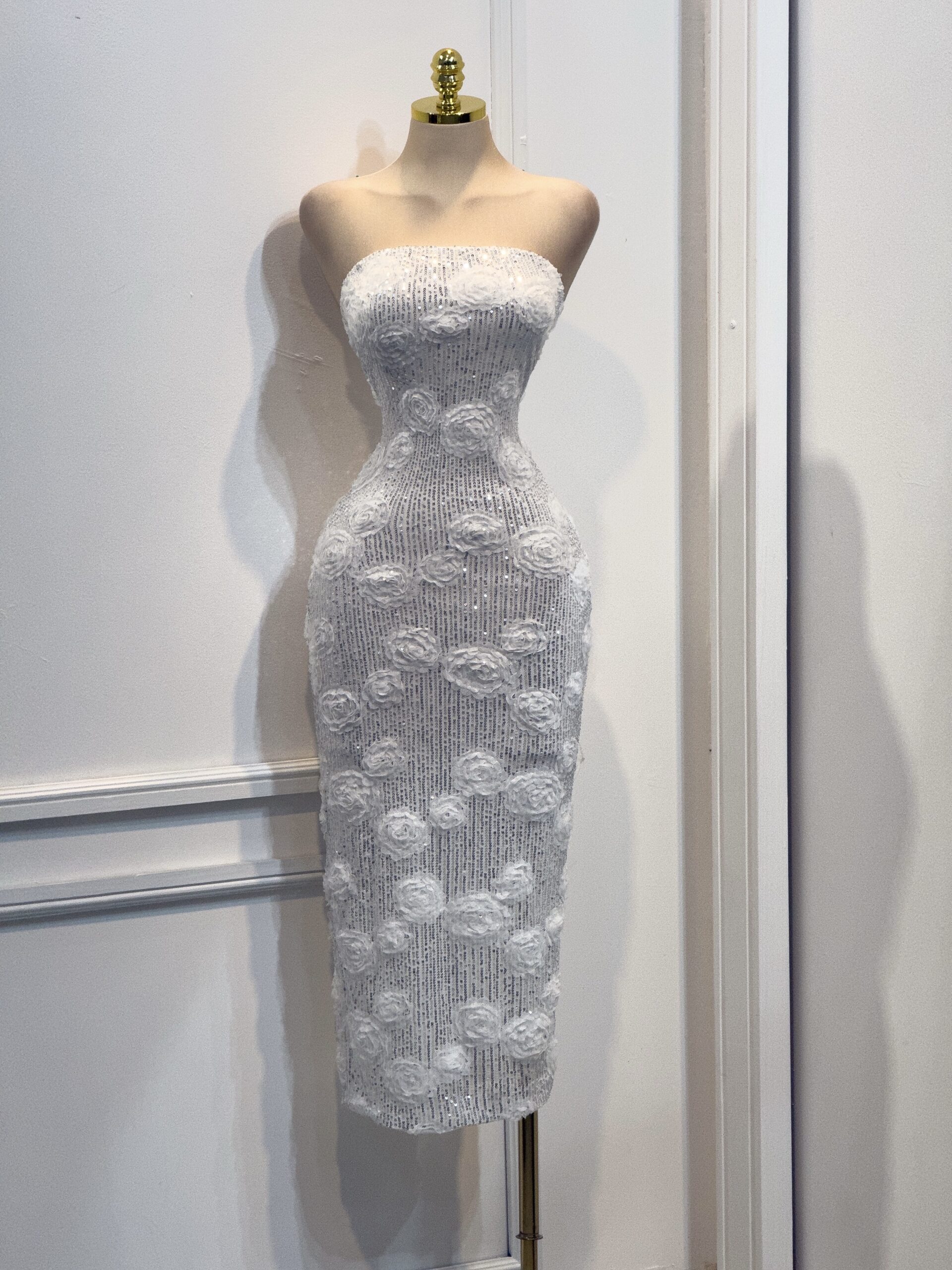 Vestido Blanco Aperlado Strapless Con Aplicaciones Florales En Relieve - Image 4