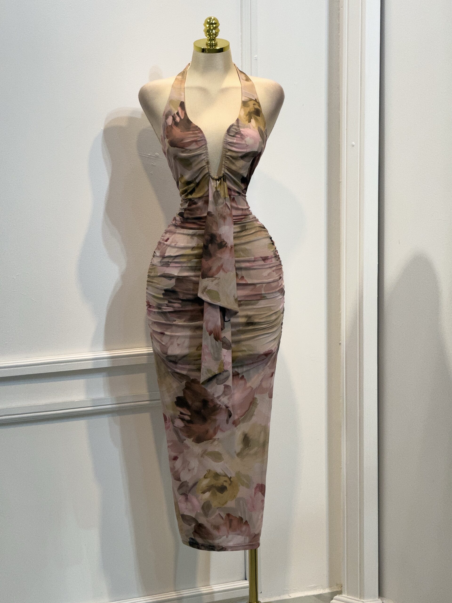 Vestido Midi Floral Multicolor Con Escote Halter Y Fruncido - Image 4