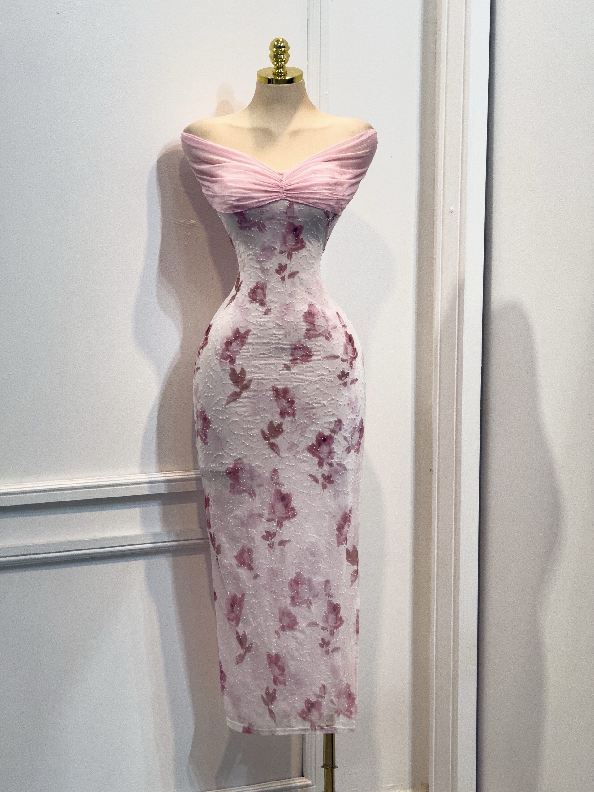 Vestido Rosa Floral Con Escote Cruzado Y Textura Bordada - Image 4