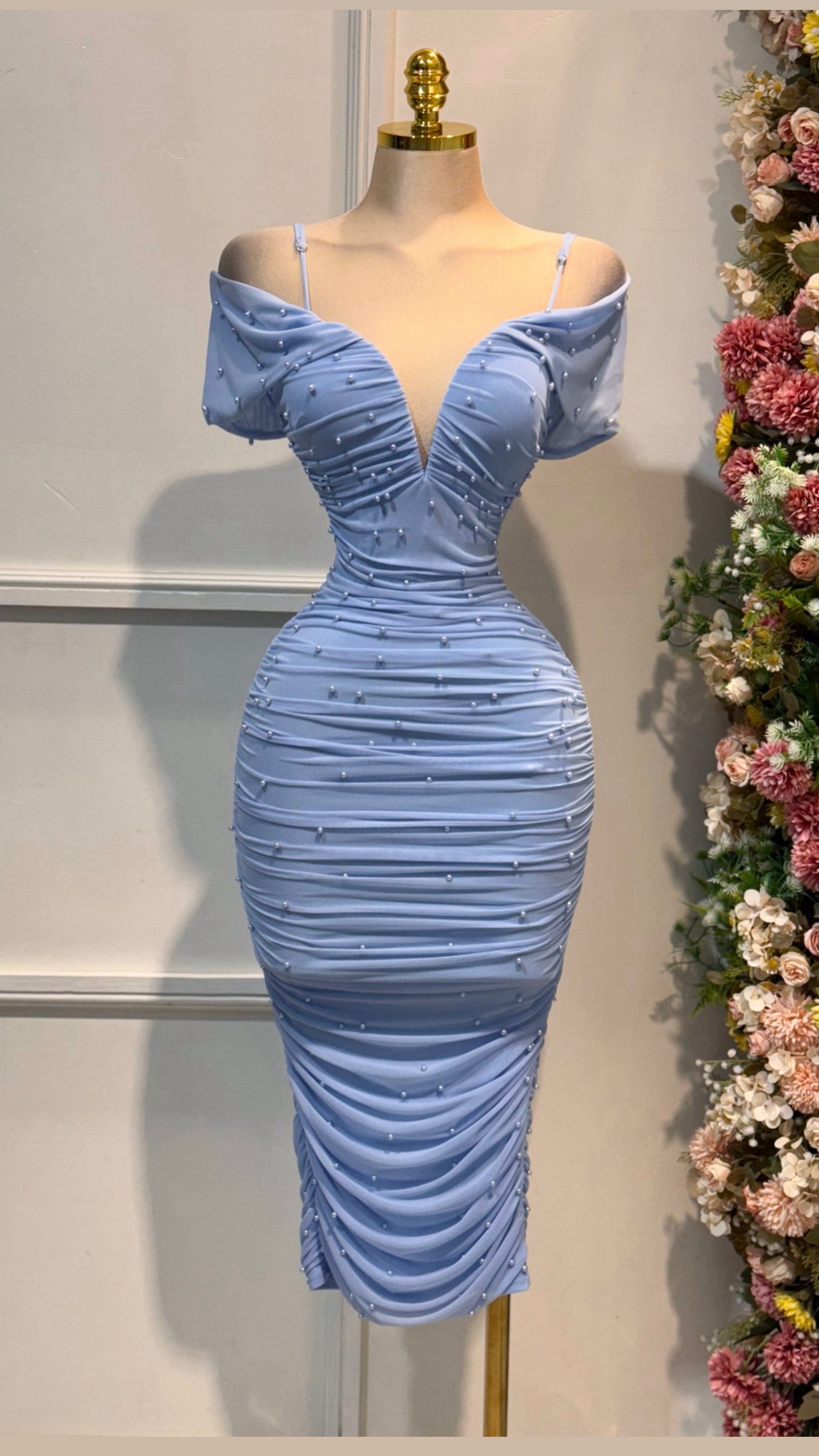 Vestido Midi Azul Cielo Con Perlas Y Escote Pronunciado - Image 3