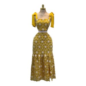 Vestido Amarillo Con Flores Blancas Y Encaje