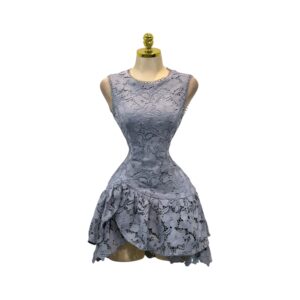 Vestido Gris Azulado De Encaje Con Falda Asimétrica Y Olanes