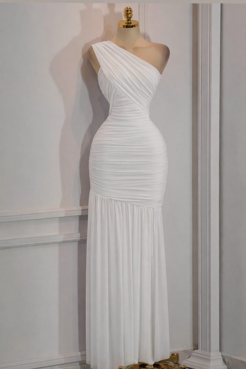 Vestido Blanco De Un Hombro Con Drapeado Cruzado Y Falda Fluida - Image 4