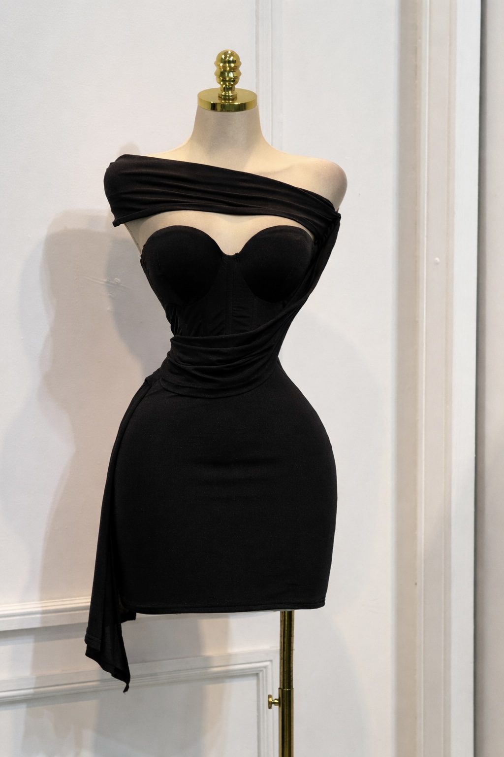 Vestido Negro Con Escote Corazón Y Banda Asimétrica Transparente - Image 4