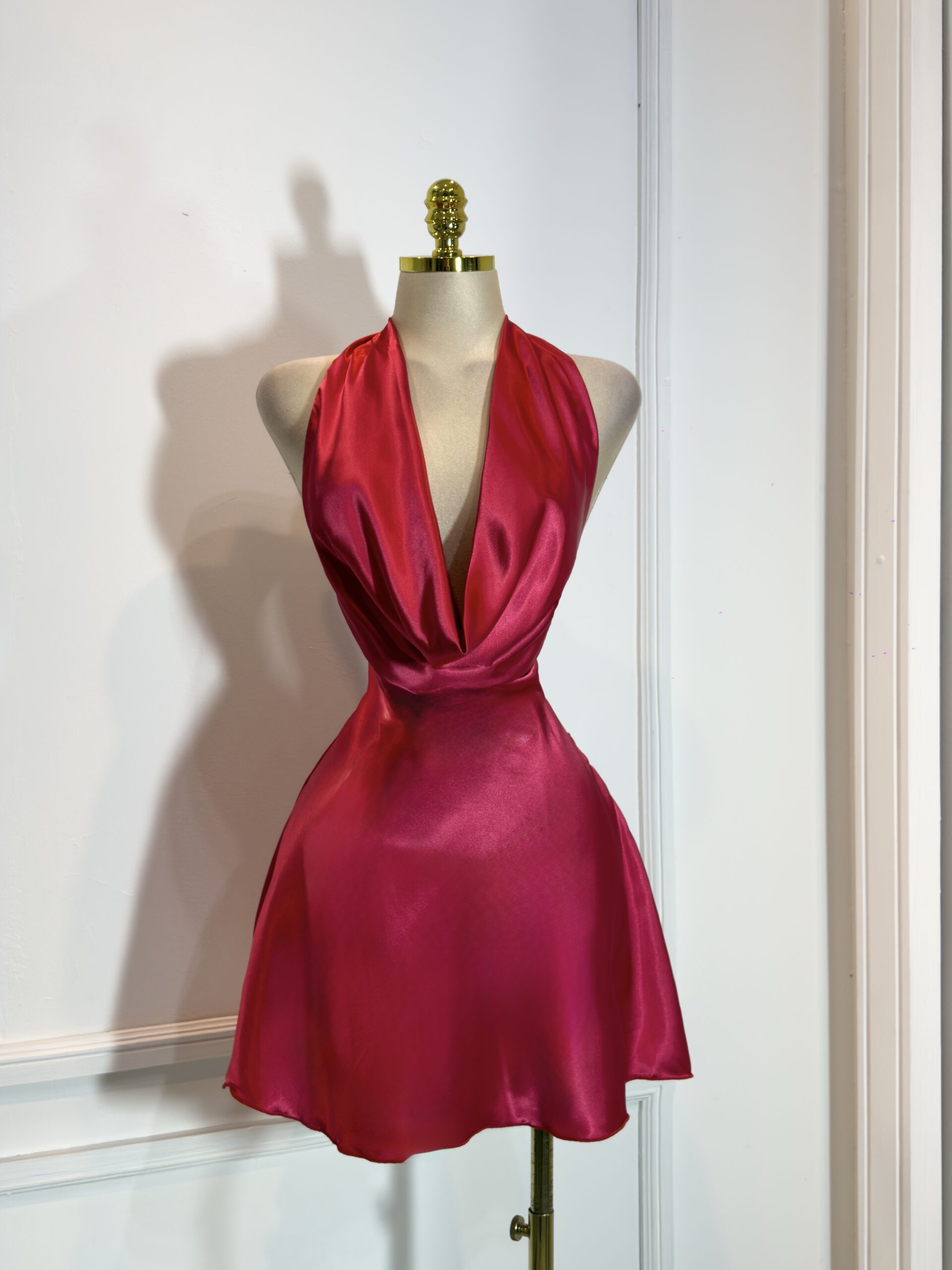 Vestido Rojo Satinado Con Escote Halter Profundo Y Falda Acampanada - Image 4