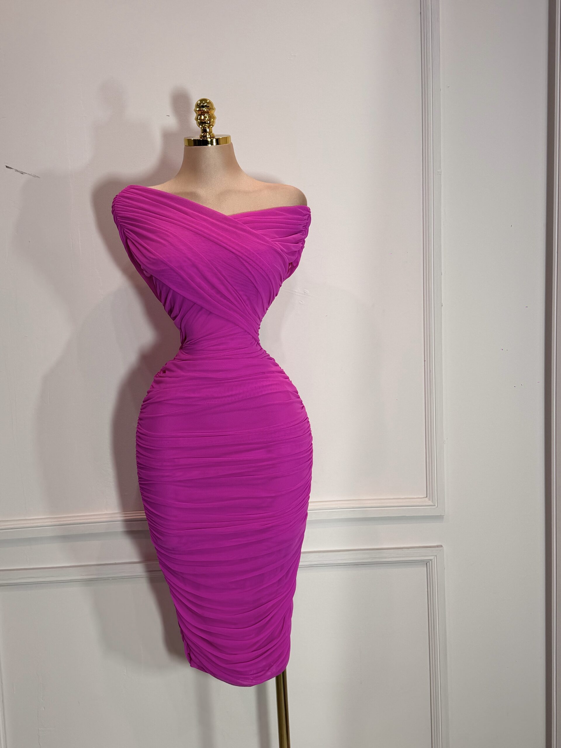 Vestido Midi Fucsia Con Escote Bardot Y Drapeado Ajustado Elegante - Image 3
