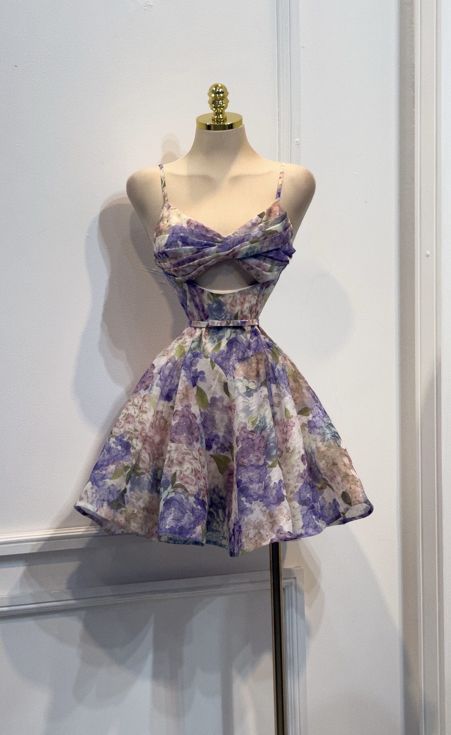 Vestido Floral Lila Con Escote Cruzado - Image 3