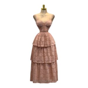 Vestido Midi Rosa De Encaje Con Falda En Capas Y Escote Estructurado