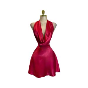 Vestido Rojo Satinado Con Escote Halter Profundo Y Falda Acampanada