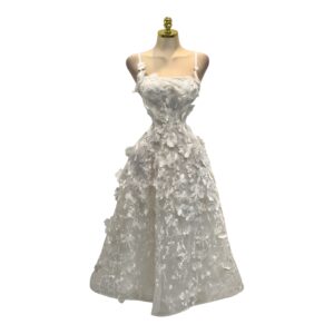 Vestido Midi Blanco Con Bordado Floral En Relieve Y Falda Amplia Romántica