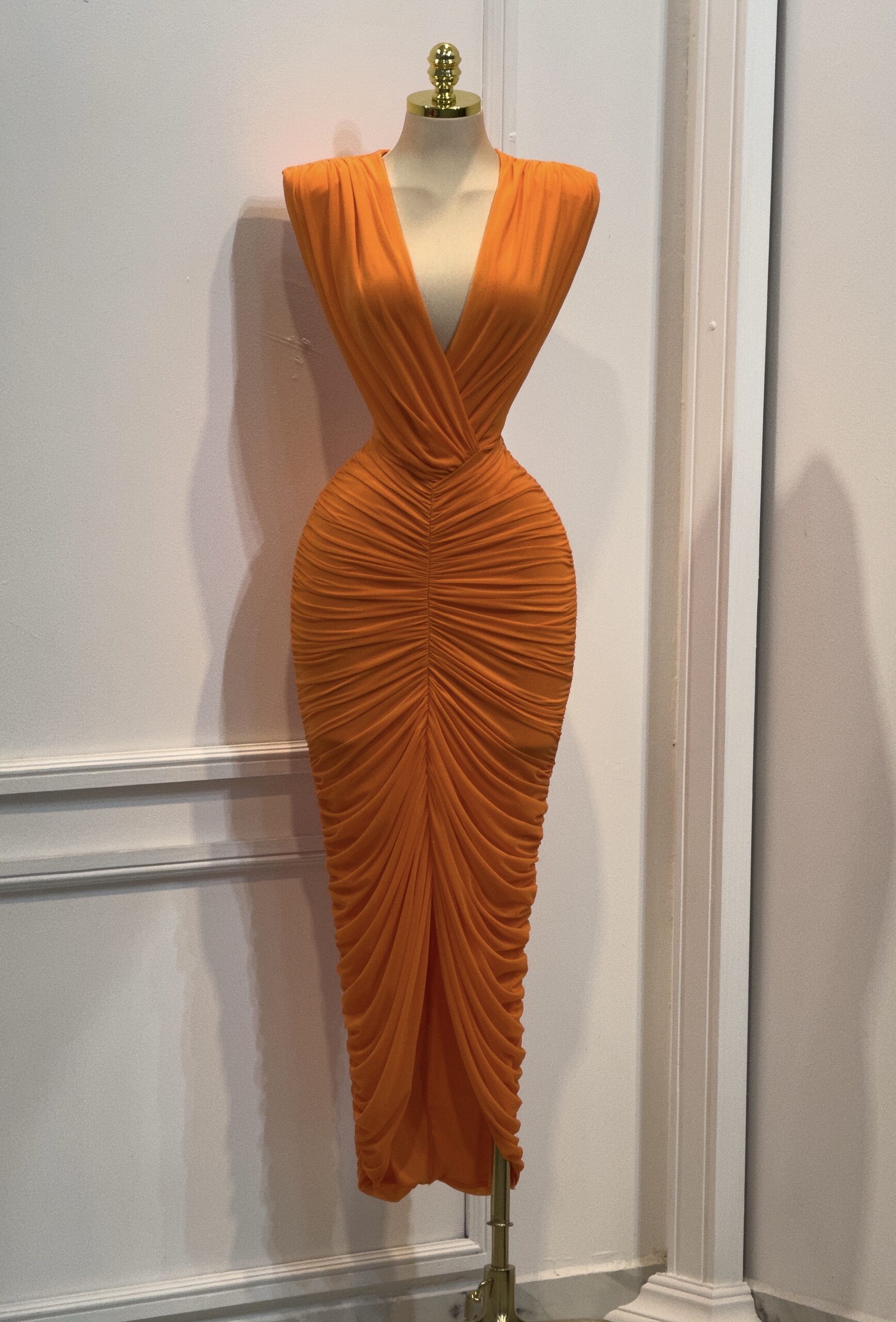 Vestido Naranja Con Escote Profundo Y Fruncido - Image 4