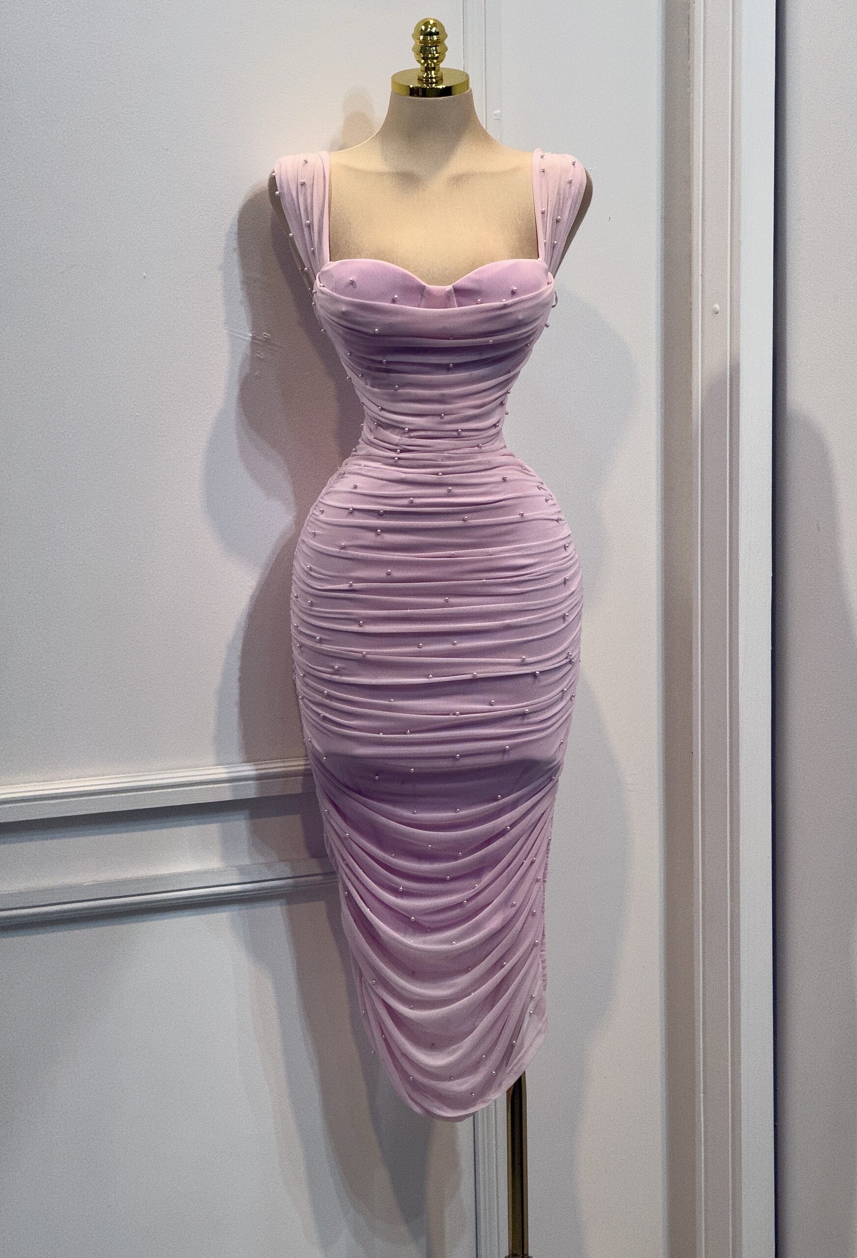 Vestido Midi Rosa Con Perlas - Image 3
