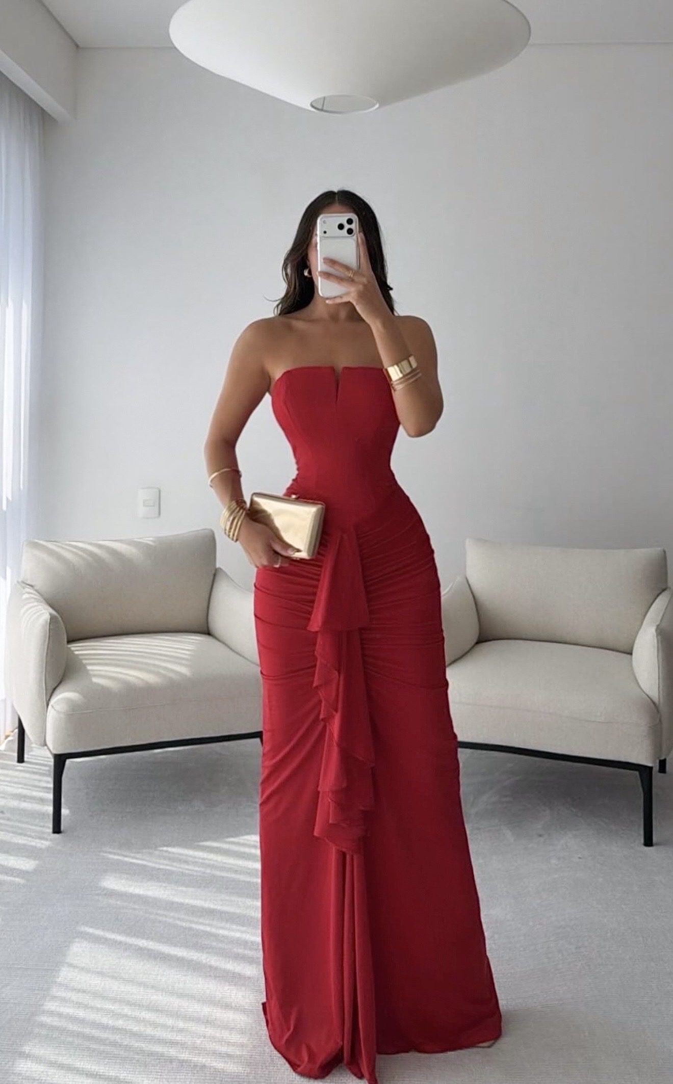 Vestido Rojo Strapless Con Volante Frontal Elegante - Image 4