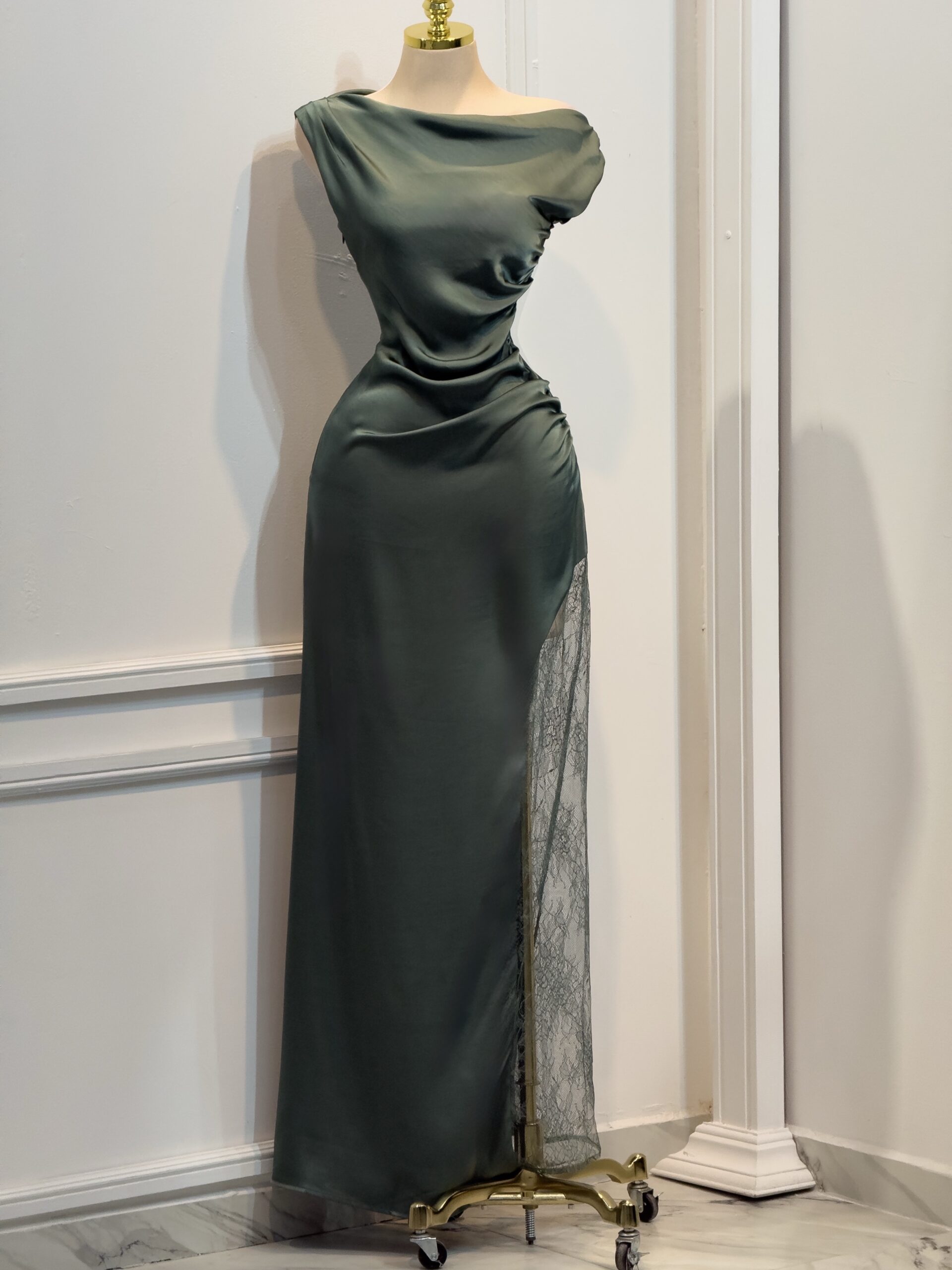 Vestido Verde Oliva Satinado Con Panel De Encaje - Image 4