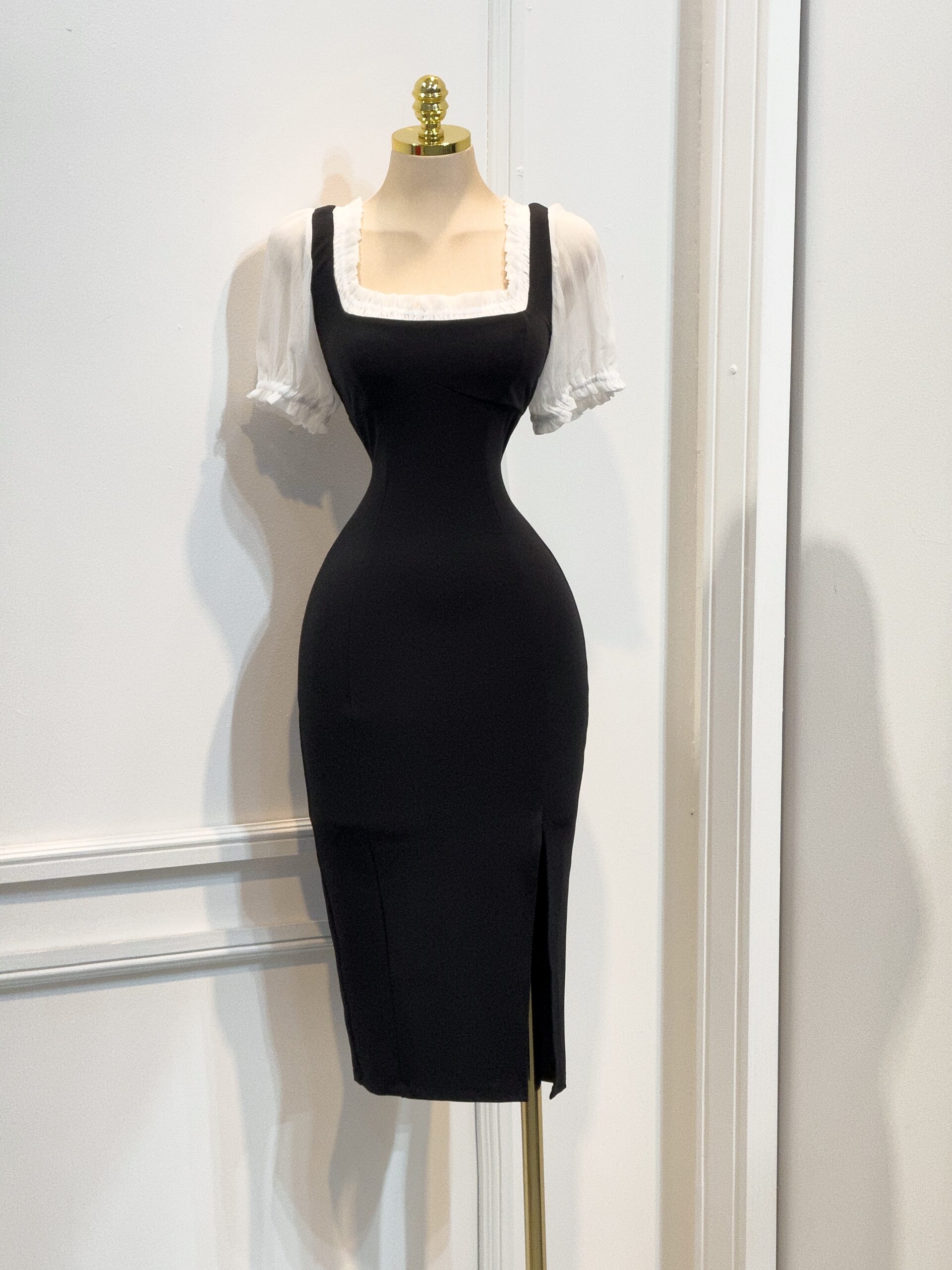 Vestido Negro Clásico Con Blusa Blanca Y Abertura Lateral - Image 4