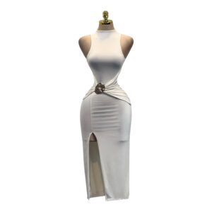 Vestido Midi Blanco Halter Con Broche Escultural Y Abertura Frontal