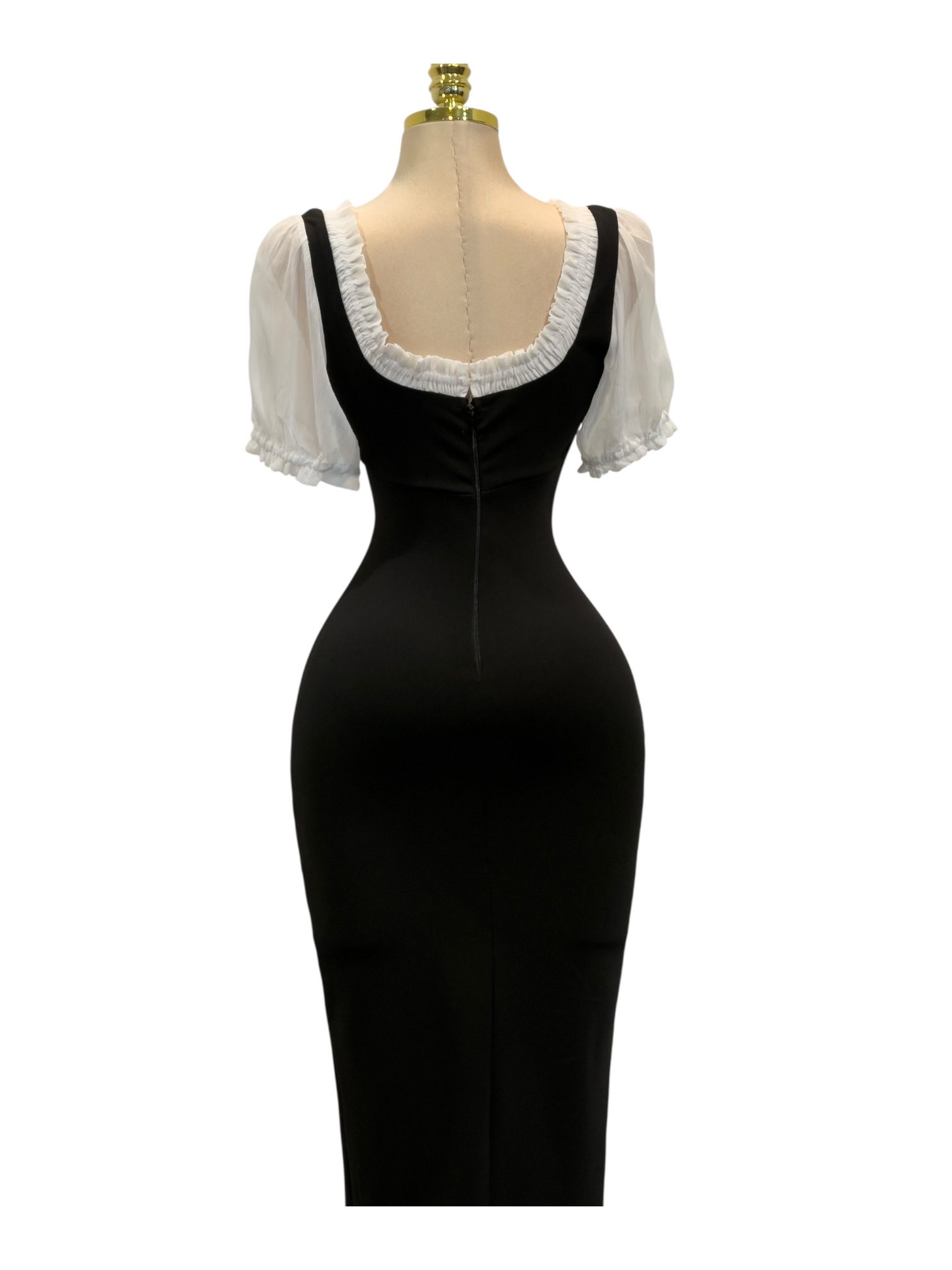 Vestido Negro Clásico Con Blusa Blanca Y Abertura Lateral - Image 3