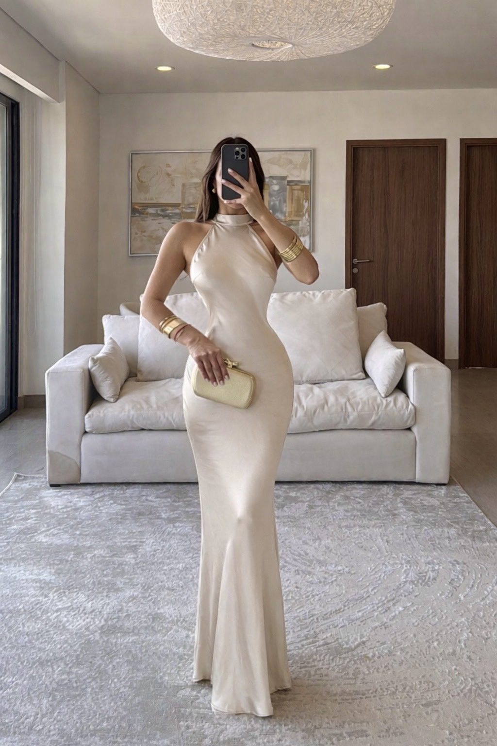 Vestido Champagne Satinado Con Escote Halter Ajustado - Image 4