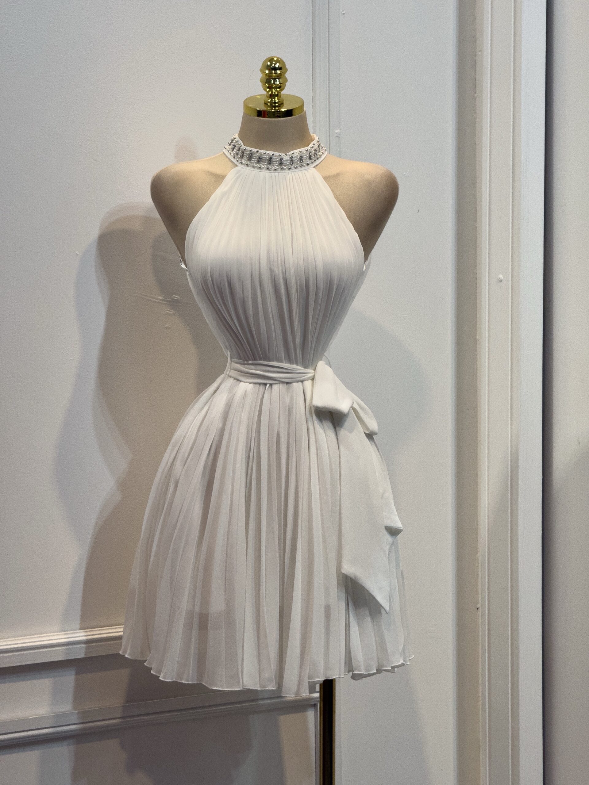 Vestido Blanco Con Cuello Halter De Pedrería Y Falda Plisada - Image 4
