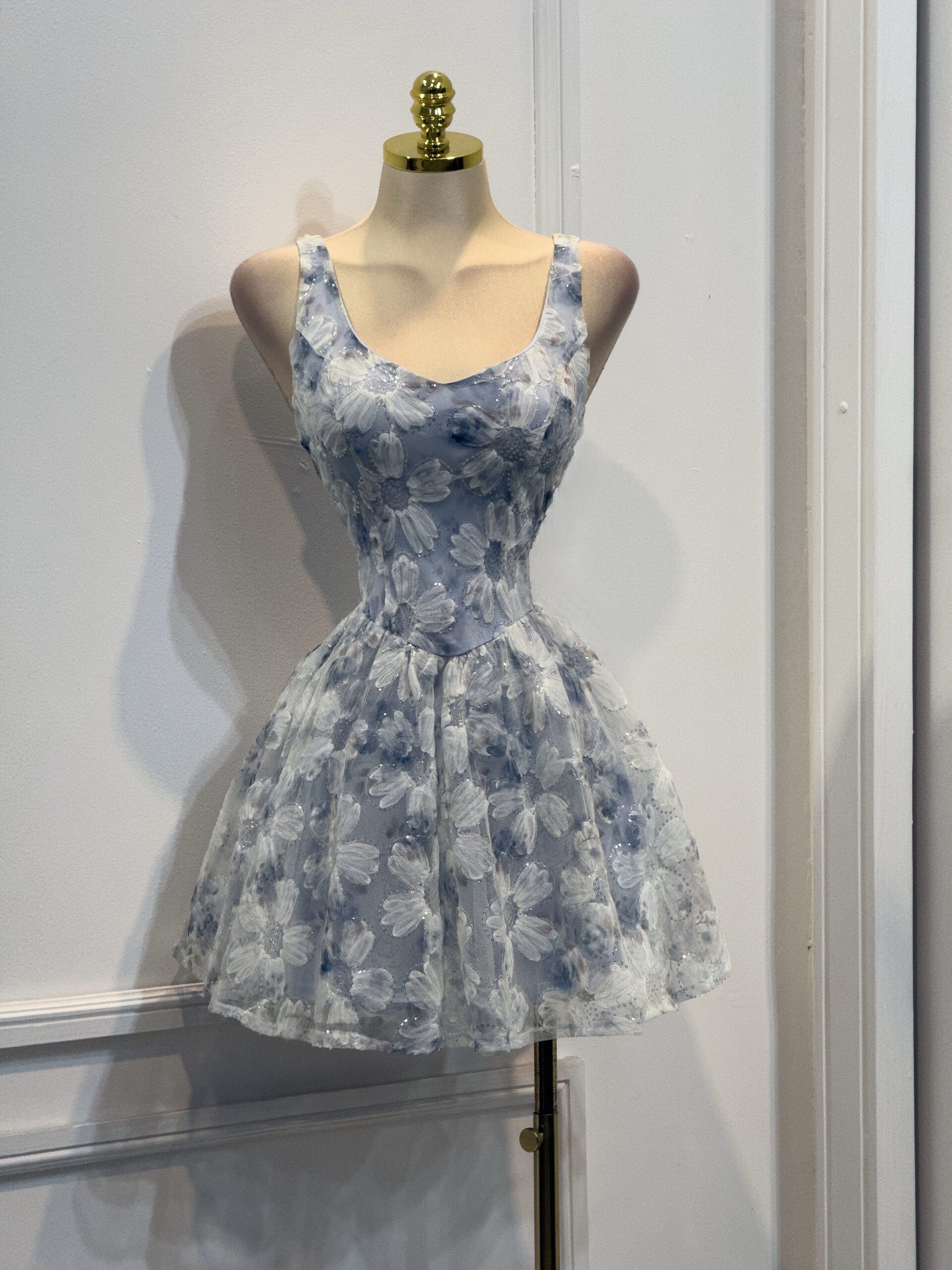 Vestido Azul Floral Con Tirantes Y Falda Amplia - Image 4