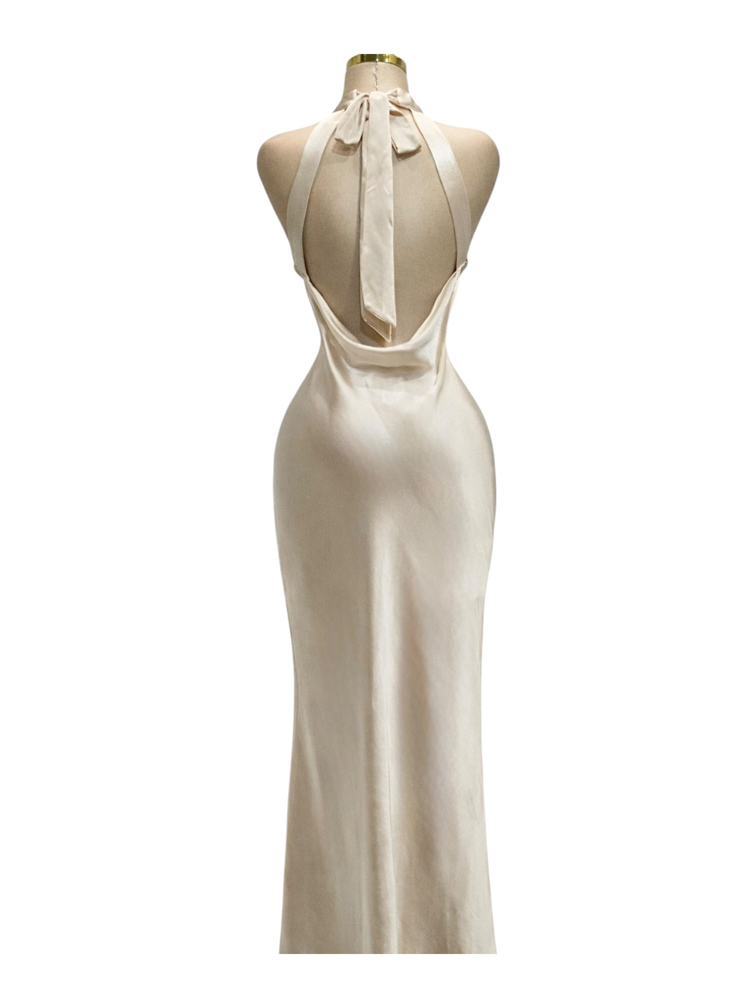 Vestido Champagne Satinado Con Escote Halter Ajustado - Image 3