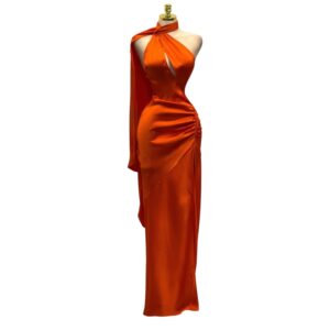 Vestido Naranja Satinado Con Escote Halter Y Falda Drapeada