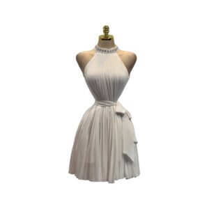 Vestido Blanco Con Cuello Halter De Pedrería Y Falda Plisada