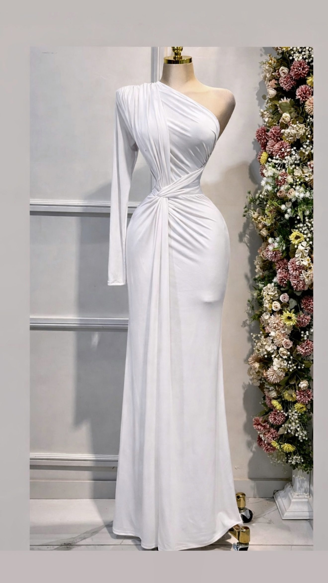 Vestido Blanco Con Escote Asimétrico Y Drapeado Elegante - Image 4