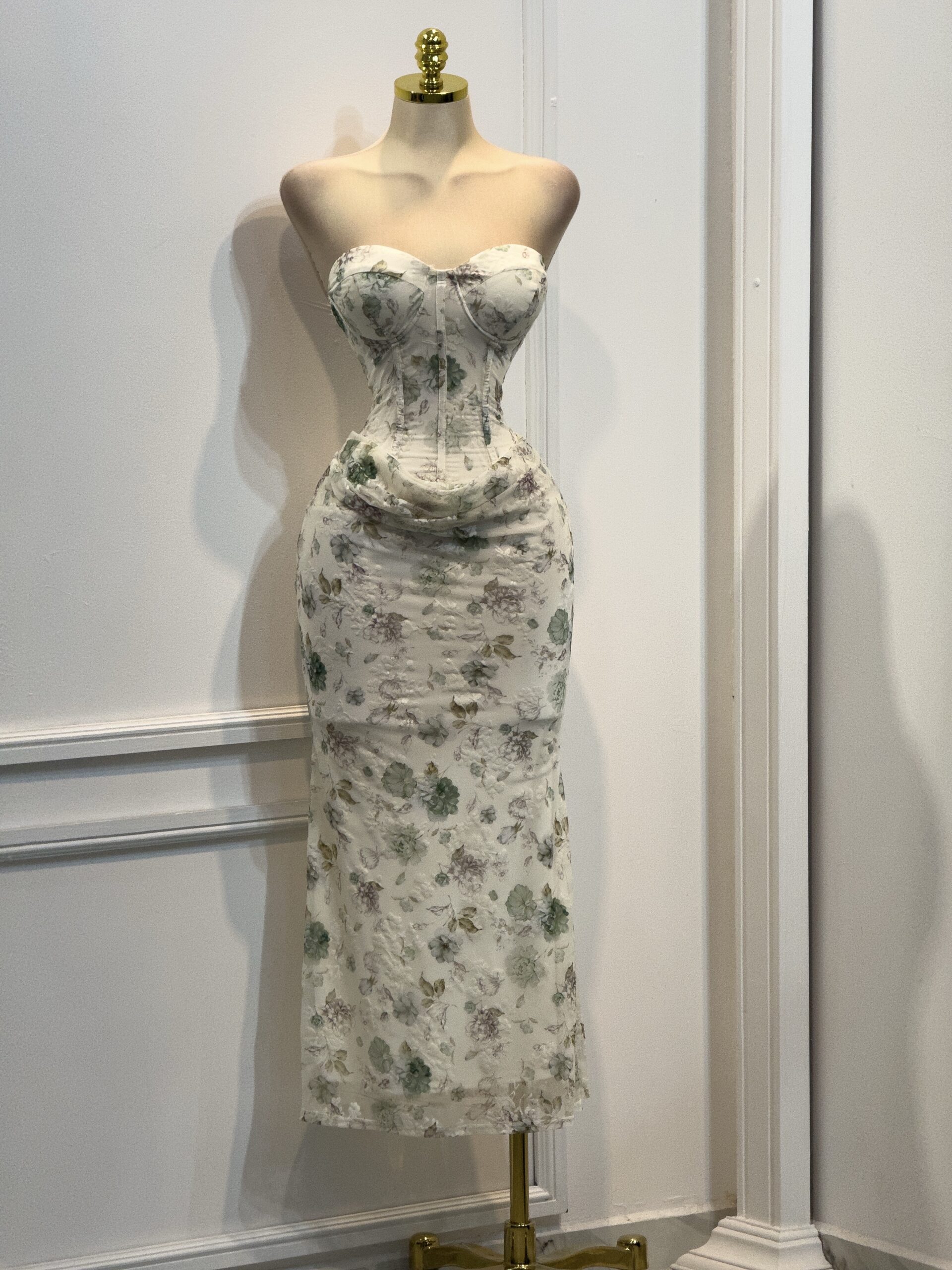 Vestido Blanco Floral Con Corset Y Falda Ajustada Elegante - Image 4
