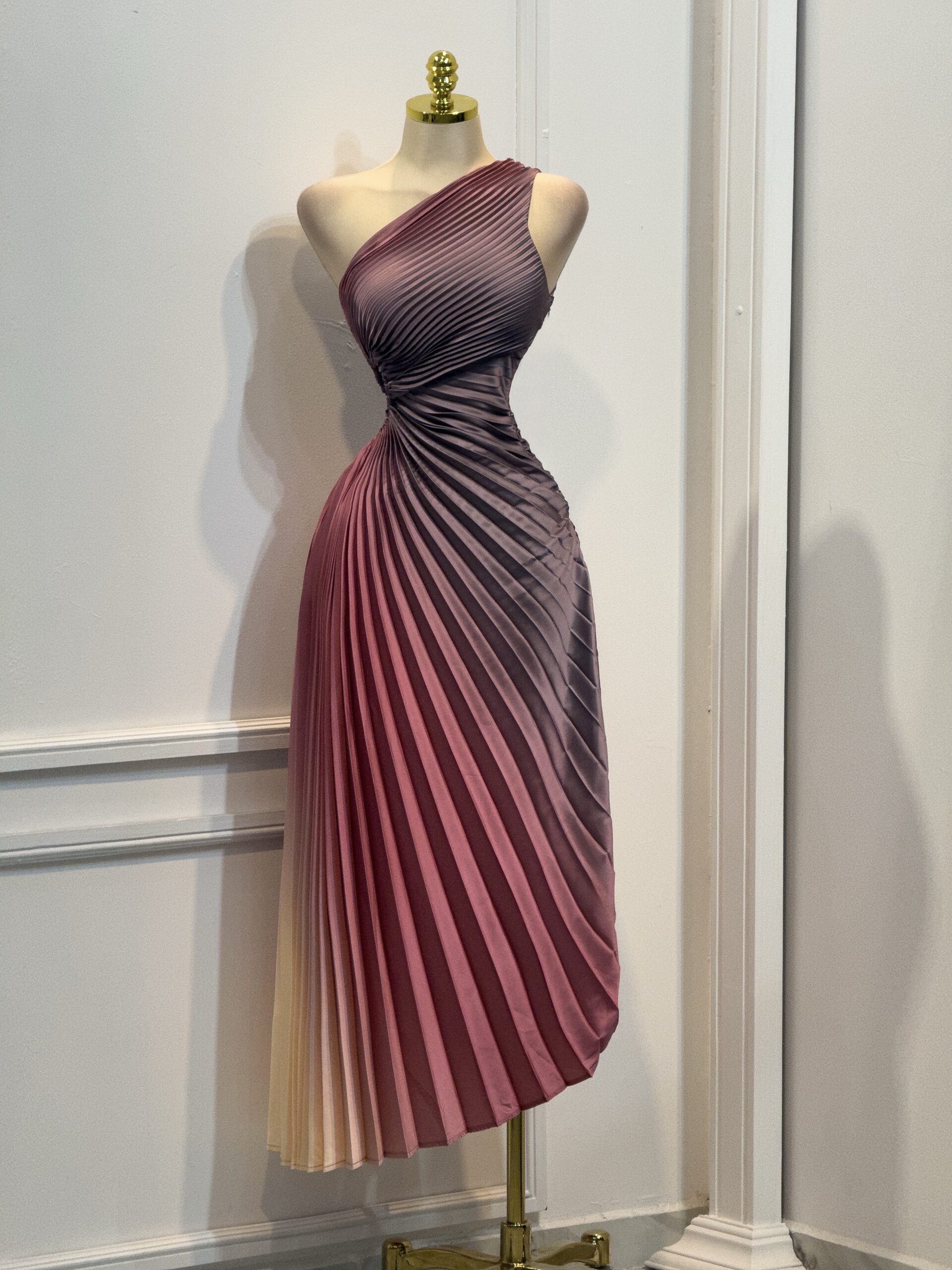 Vestido Degradado Con Escote Asimétrico Y Falda Plisada - Image 4