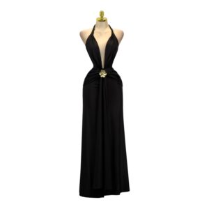 Vestido Negro Con Escote Halter Profundo Y Broche Dorado En Cintura