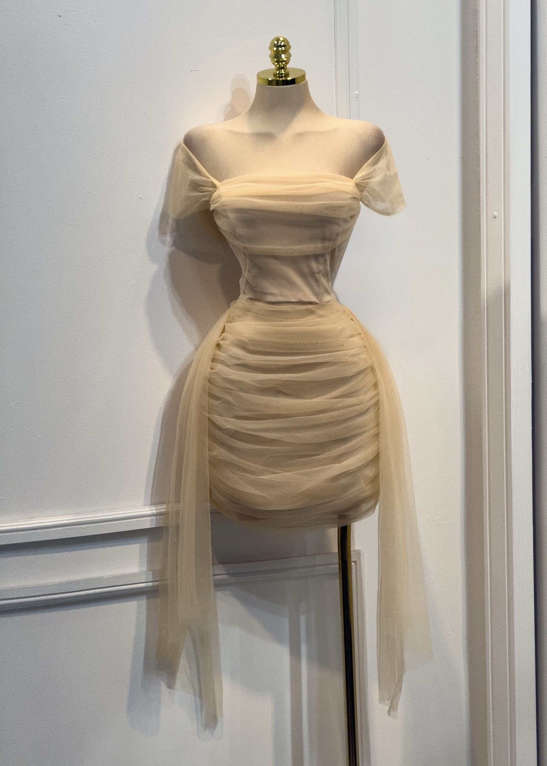 Vestido Beige Con Escote Bardot Y Tela Tul Drapeada Con Lazos Laterales - Image 4