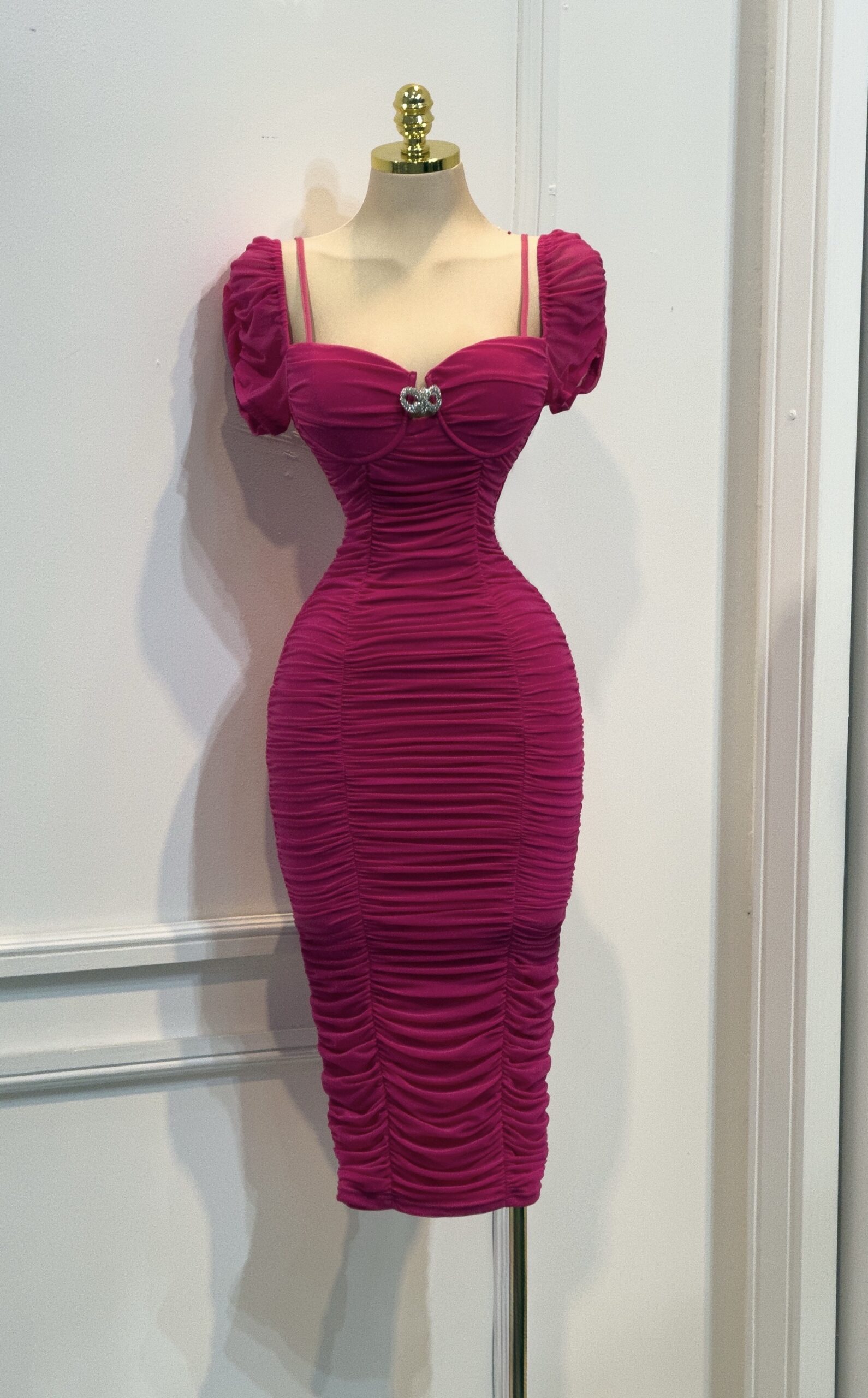 Vestido Midi Fucsia Con Corset Estructurado Y Mangas Cortas Fruncidas - Image 4