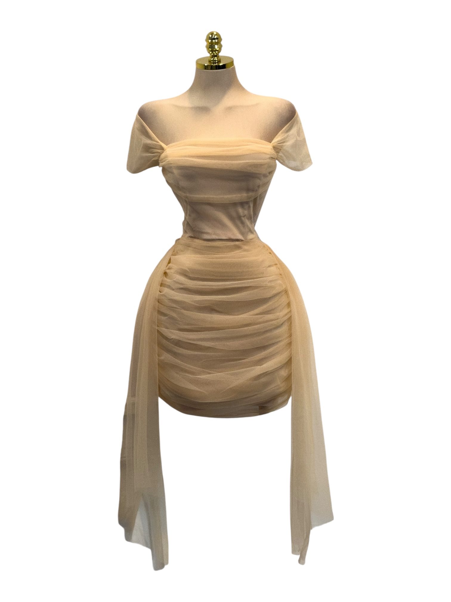 Vestido Beige Con Escote Bardot Y Tela Tul Drapeada Con Lazos Laterales - Image 2