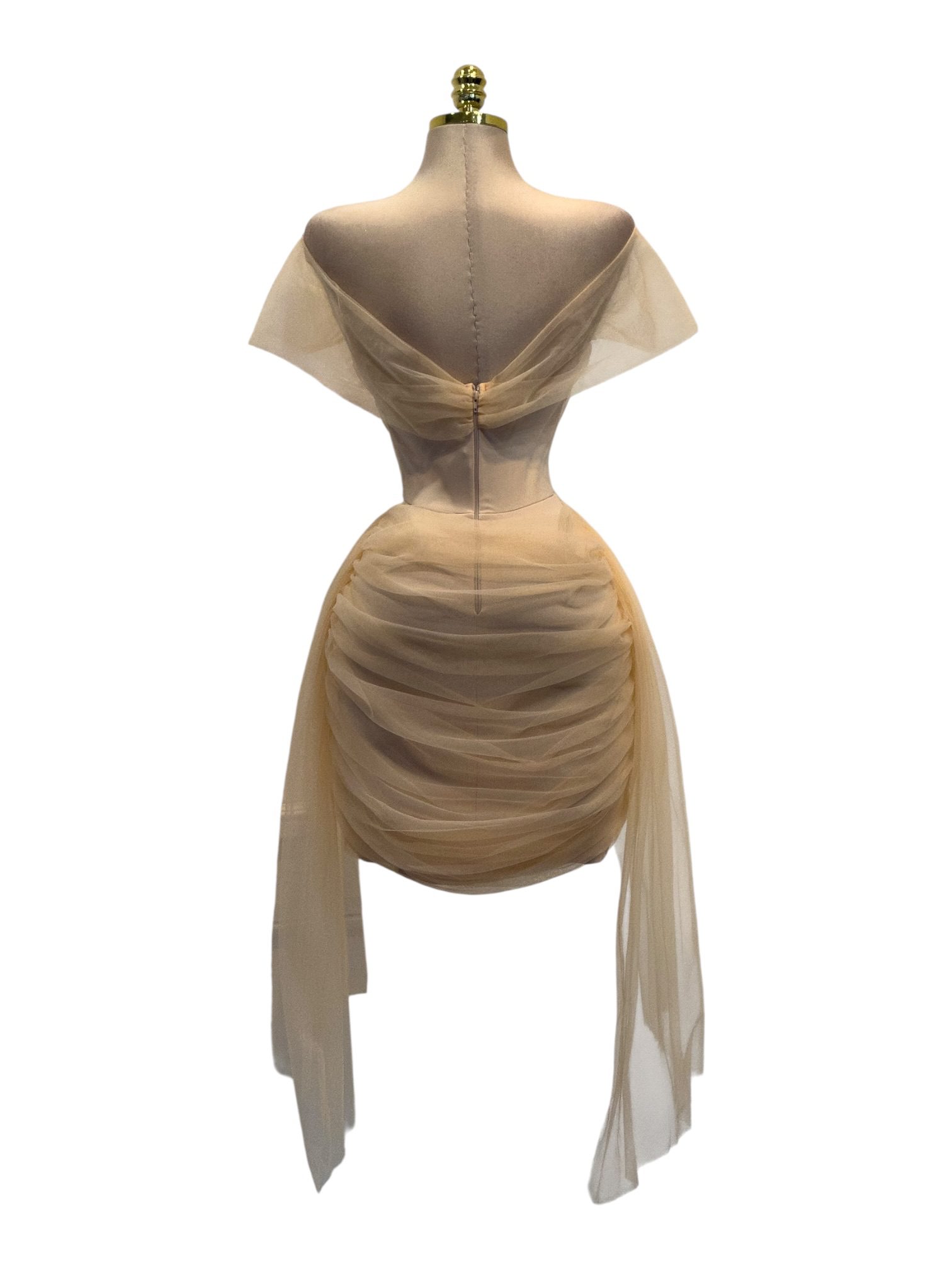 Vestido Beige Con Escote Bardot Y Tela Tul Drapeada Con Lazos Laterales - Image 3