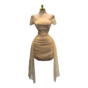 Vestido Beige Con Escote Bardot Y Tela Tul Drapeada Con Lazos Laterales