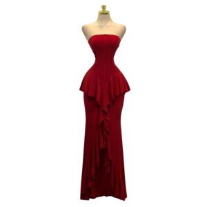 Vestido Rojo Con Escote Strapless Y Volantes En Cascada